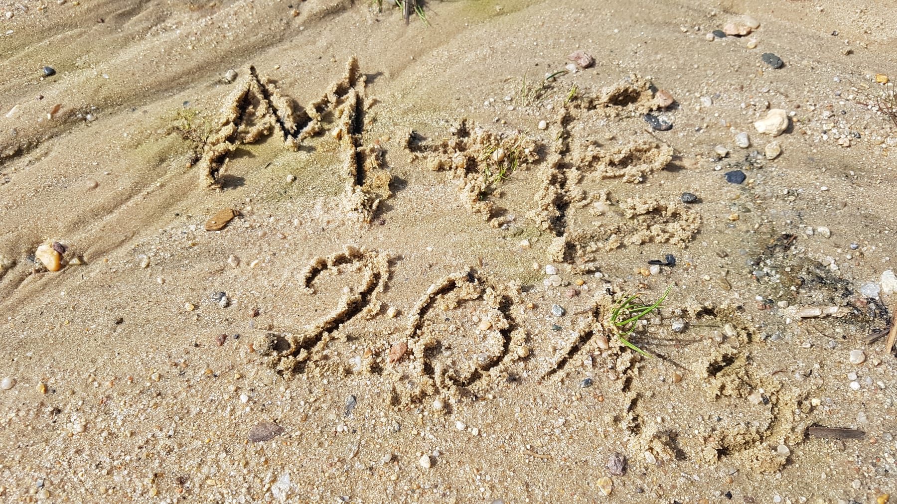 Hatzi und Kekzi 2013 in Sand geschrieben