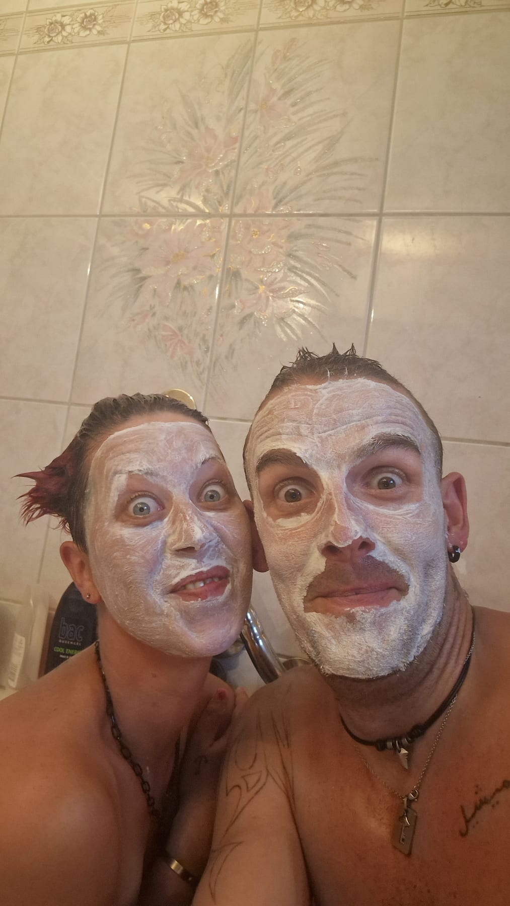 Hatzi und Kekzi mit Gesichtsmasken