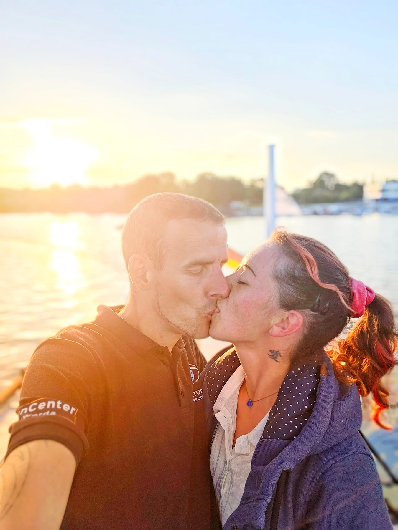 Hatzi und Kekzi kuessen sich bei Sonnenuntergang