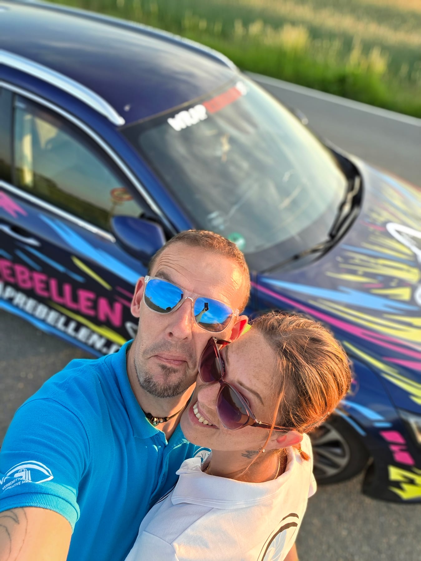 Hatzi und Kekzi vor dem WrapRebellen Fahrzeug